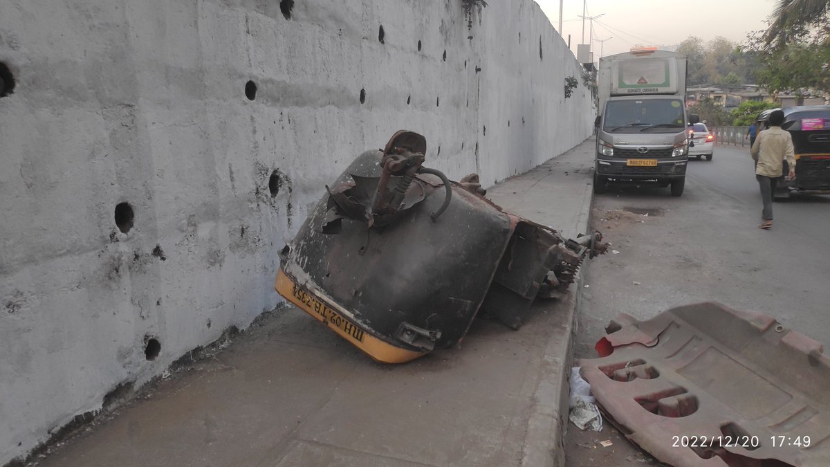 AlertCitizen5's tweet photo. @MTPHereToHelp @MumbaiPolice Remove this scrapped autorickshaw blocking footpath at Service Road, Near Kenorita Garment Hub, WE Highway, #Jogeshwari (E).
 
#MNCDFCollective 
#Removekhatara https://t.co/ssgOcnv9wm