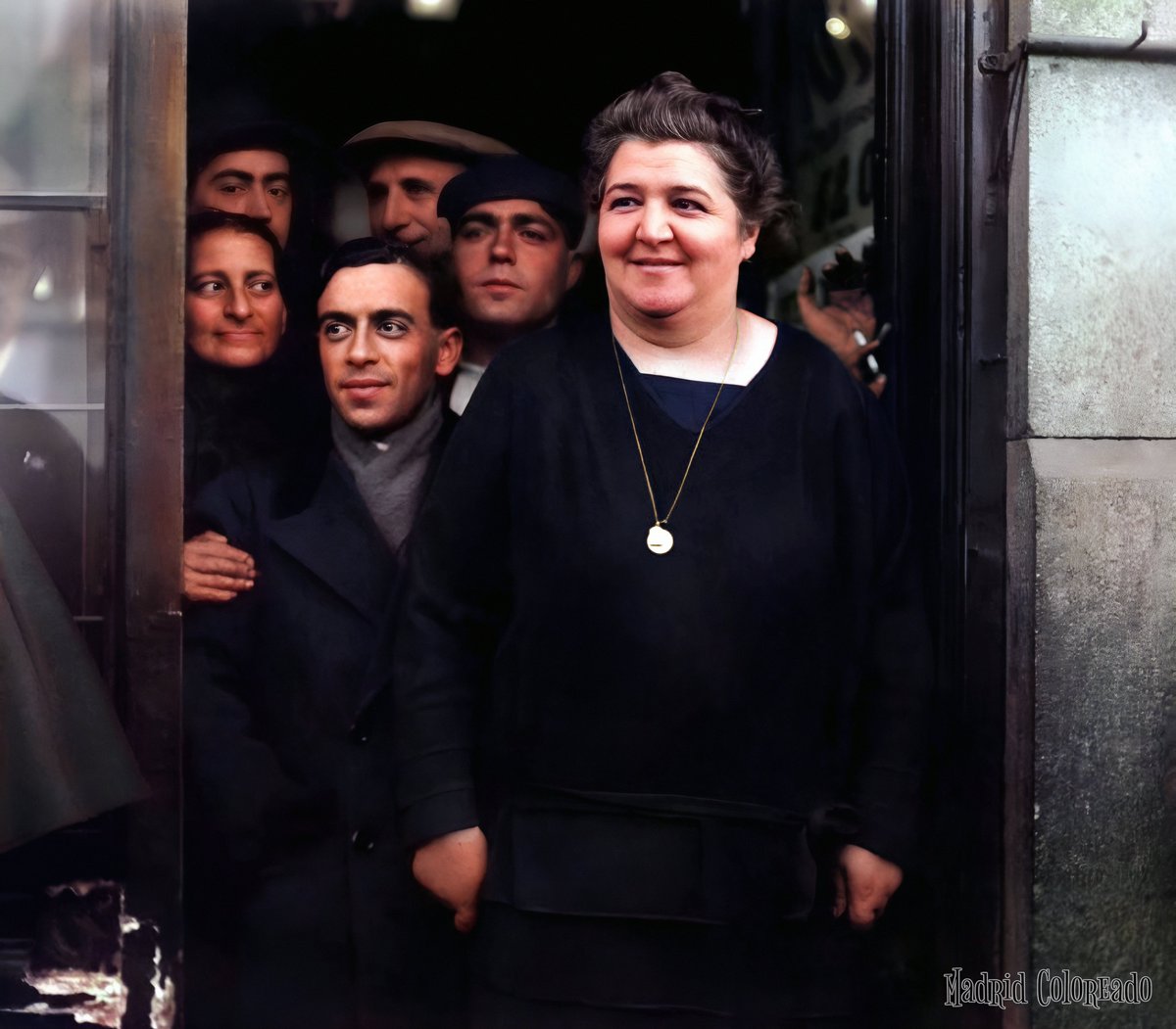 MadridColoreado's tweet photo. Doña Manolita posa con algunos clientes en su emblemática administración de lotería de la Gran Vía. Hacia 1935, Agencia EFE. https://t.co/3KJaKxO6Oz