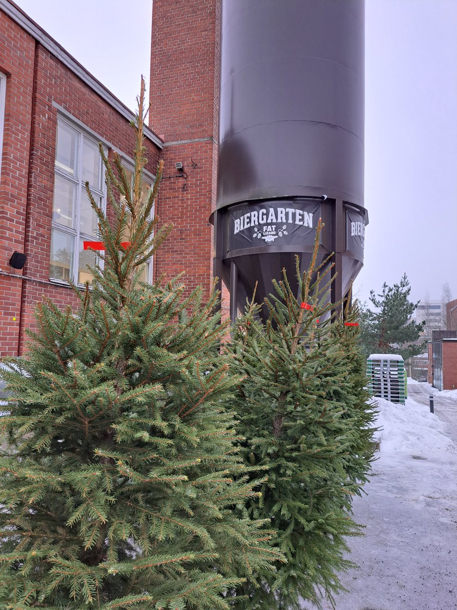 SakariNupponen's tweet image. Kävin tänään paikassa #Espoo #pienpanimo @FatLizardBeer.
Jälkeenpäin havahduin tunnelmaan, tajusin: 
Kyllä oikeassa panimorakennuksessa pitää olla savupiippu - eikä kuusikauppa pihassa haitaksi ole. 
#joulu