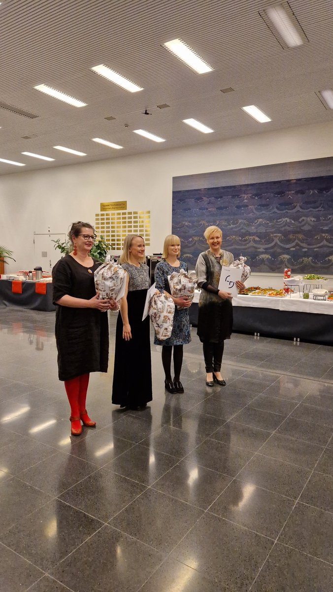 Akatemiatutkija <a href="/kyllanneli/">Anneli Kylliainen</a> 'lle on myönnetty yhteiskunnallinen vaikuttavuuspalkinto Tampereen yliopistolta @TampereUniSOC pitkäjänteisestä ja vaikuttavasta työstä #autismikirjo'n tunnistamisen ja diagnosoinnin käytäntöjen kehittämisen eteen Suomessa. Lämpimät onnittelut!