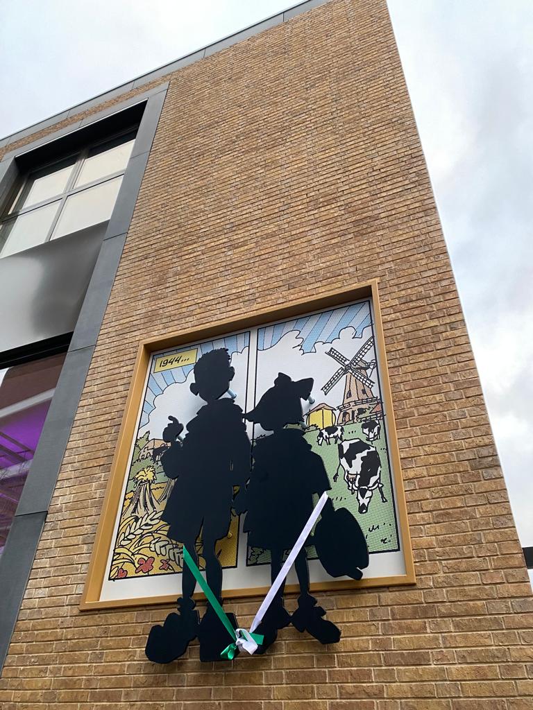 stadsarchief010's tweet photo. Gisteren is in de Westewagenstraat een plaquette onthuld ter herinnering aan de Rotterdamse kinderen  die in de Hongerwinter naar het noorden en oosten van het land werden gestuurd om aan te sterken (bleekneusjes). Lees er meer over op onze website. 
https://t.co/hHWJ7sM2ta https://t.co/Q7OlTQU645