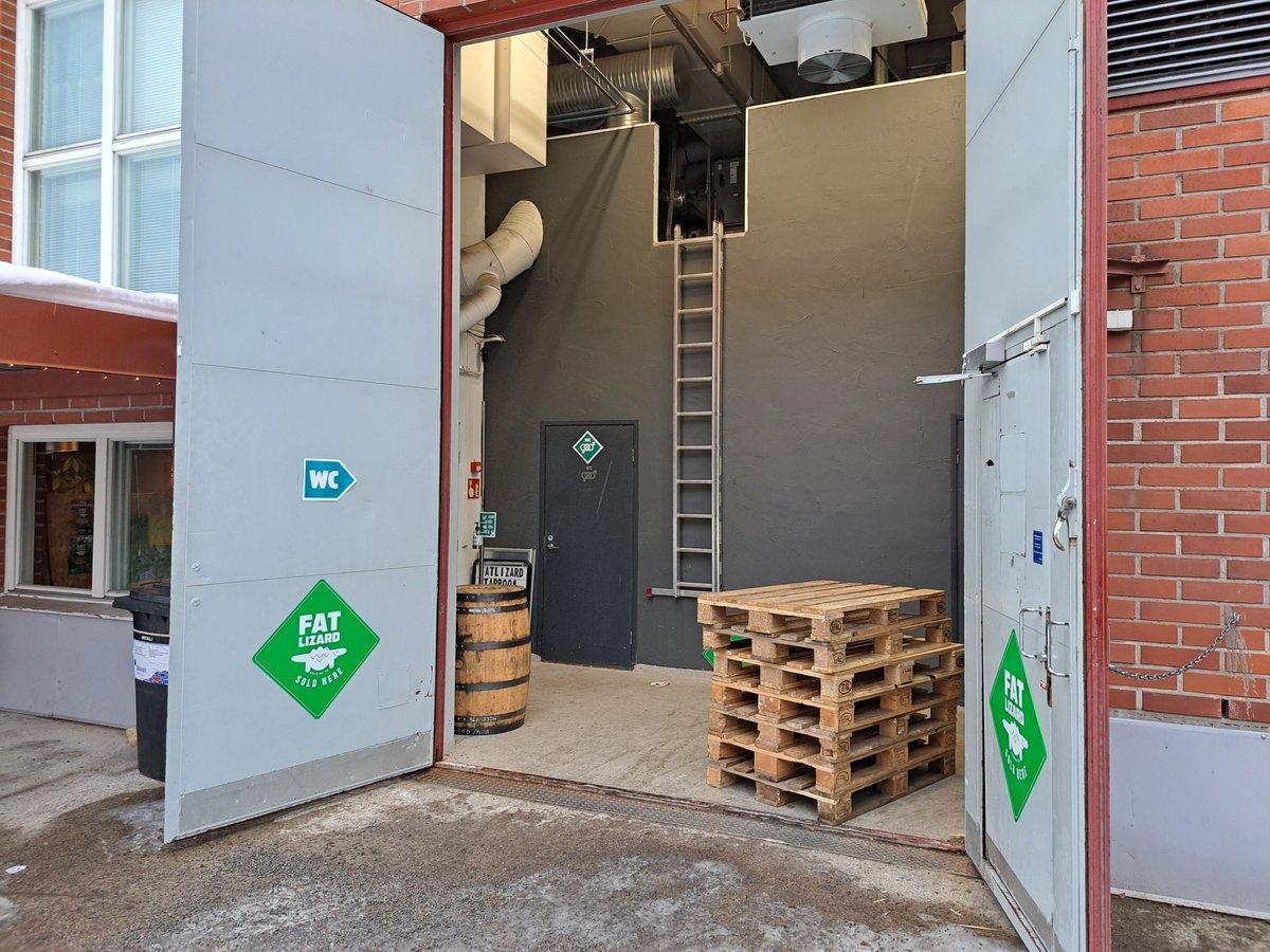 SakariNupponen's tweet image. Kävin tänään paikassa #Espoo #pienpanimo @FatLizardBeer.
Jälkeenpäin havahduin tunnelmaan, tajusin: 
Kyllä oikeassa panimorakennuksessa pitää olla savupiippu - eikä kuusikauppa pihassa haitaksi ole. 
#joulu
