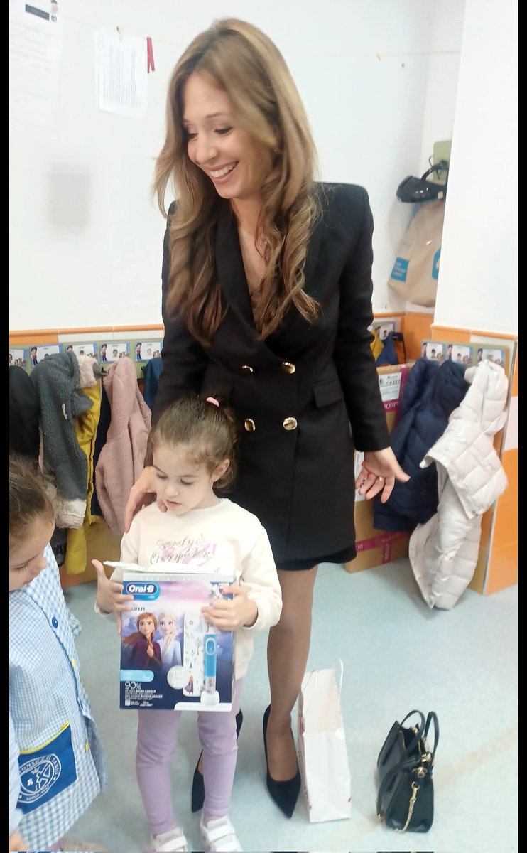 Entrega de premios en Alfonso X el Sabio SHC hoy. Y los ganadores son José Maria de 1° y Lucia de infantil por su reto SHC. Enhorabuena 👏 a los profesores tambien premiados y a ellosl. Un reloj smart Vietta y un kit dental! Y vemos la campaña #futureisanhabit  #Shc_europe