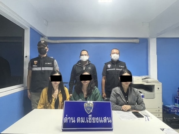 aldopunk31's tweet photo. 泰国清莱府移民局在清盛边境关口逮捕2名缅甸女子和1名越南女子，因为工作人员发现她们在泰国期间，延期签证页上盖的是假章。

消息来源：https://t.co/veDyx6rZFs https://t.co/c417KlVrLh