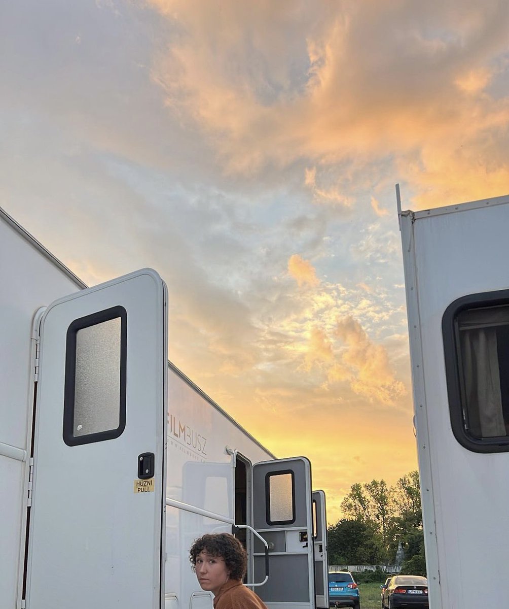 Oscuros__Chile's tweet photo. 📽 | Algunas fotitos de lo que nos dejó el detrás de escena de #fallentvseries mientras rodaban la serie 😍
#Fallenseries #Fallen #Oscuros #LaurenKate #FallenTV #Globoplay https://t.co/eHgx81XsBN