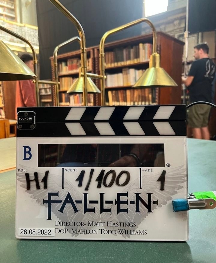 Oscuros__Chile's tweet photo. 🎬 | "That's a Wrap", así es como en la cuenta de instagram del director de la serie #Fallen da por finalizada sus grabaciones! 🤩 Tanto Lauren Kate como el Director, no pueden esperar para mostrarnos lo que han hecho! ♡ #Fallenseries #Fallen #Oscuros #FallenTV #fallentvseries https://t.co/ZShnEfxzZc