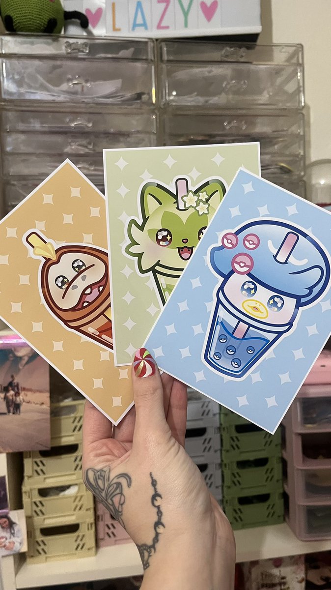 Littlemisslazy_'s tweet photo. 🌈Sorteo sobre Pokémon + lámina✨ 
💖Para participar FW + RT
💖El ganador podrá elegir el sobre y la lámina de su inicial fav
💖Sorteo internacional. Termina el domingo 25 a las 20h 
Más info ⬇️ https://t.co/Y5idECKdtj