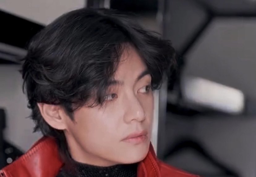DailylofV's tweet photo. Kim Taehyung is absolutely FLAWLESS! https://t.co/B08cBXXhqK