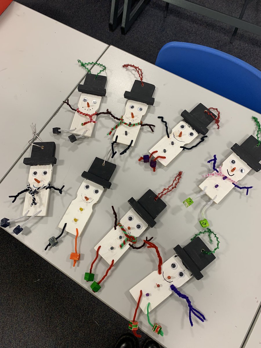N2 Practical Craft Skills pupils added the finishing touches to their snowmen today… ready to take home in time for Christmas ☃️✨ @StPaulsSfl @stpaulsdundee