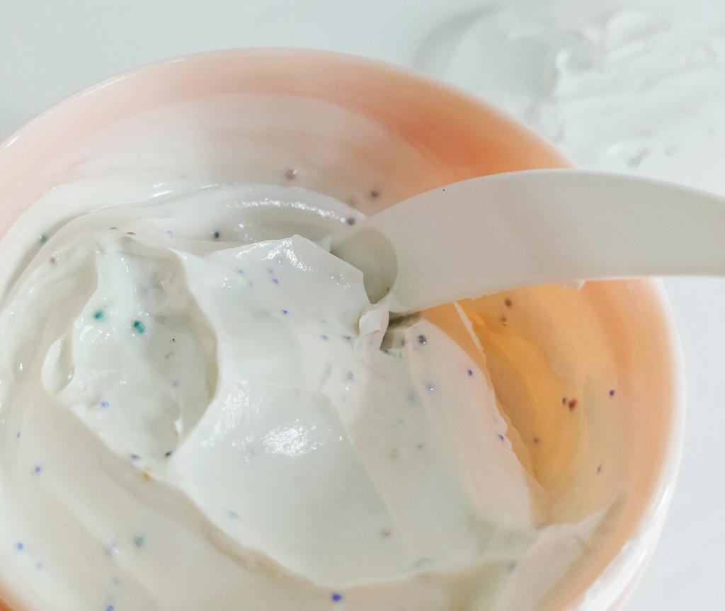 irazhaf's tweet photo. A : Kalo kulit berminyak tuh, bagusnya maskeran pakai es krim tau! 😡
B : Hah ngadi2 lu! 🧐

Eh, bukan es krim beneran ya 😊
tapi…..

✨ Ice Cream Cake Claymask &amp; Lilac Lavender Claymask ✨

Ini produk baru Noera by Reisha @noeraofficial

#racuninskincare #noerabyreisha https://t.co/oc7ryRBDg0
