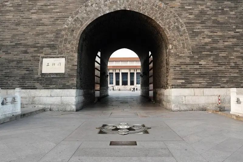 Tsinghua_Uni's tweet photo. Inlaid under Zhengyang Men on Tiananmen Square, the sign “Zero Point of Highways, China” designed by Prof. Zhou Yue is a masterpiece that integrates traditional #ChinesePatterns with #ModernElements. https://t.co/fCmnlOR042
