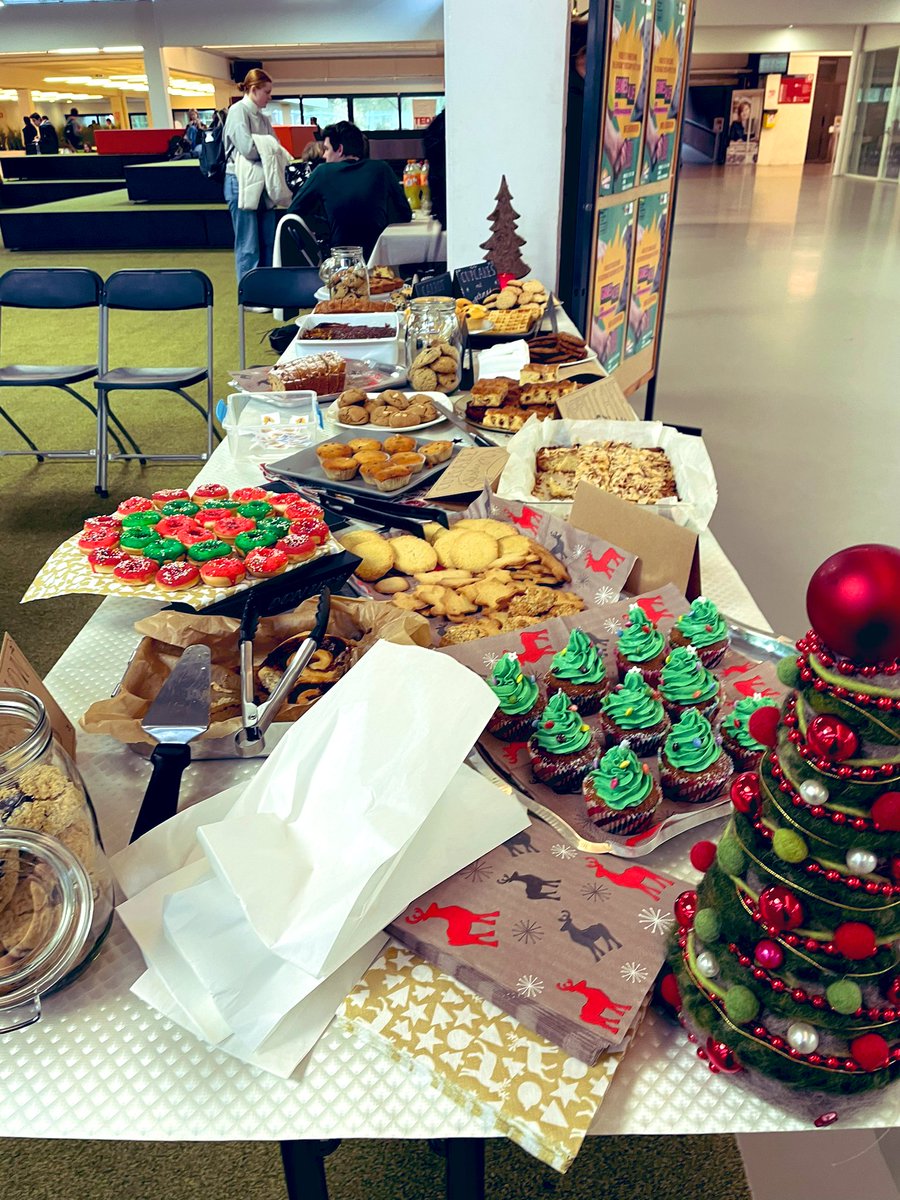 GLW_UHasselt's tweet photo. We zijn op dreef #DeWarmsteWeek @uhasselt. Veel sfeer en zoetigheid op de agora. Allen daarheen! Om 15u   Maken @HellingsNiels en @annelies_bronck @Destadsbader69 in tijdens #padel! @vrtnws #fitlink @BiomeaUH Kom je ook supporteren voor het goede doel? https://t.co/arghCDiDlB