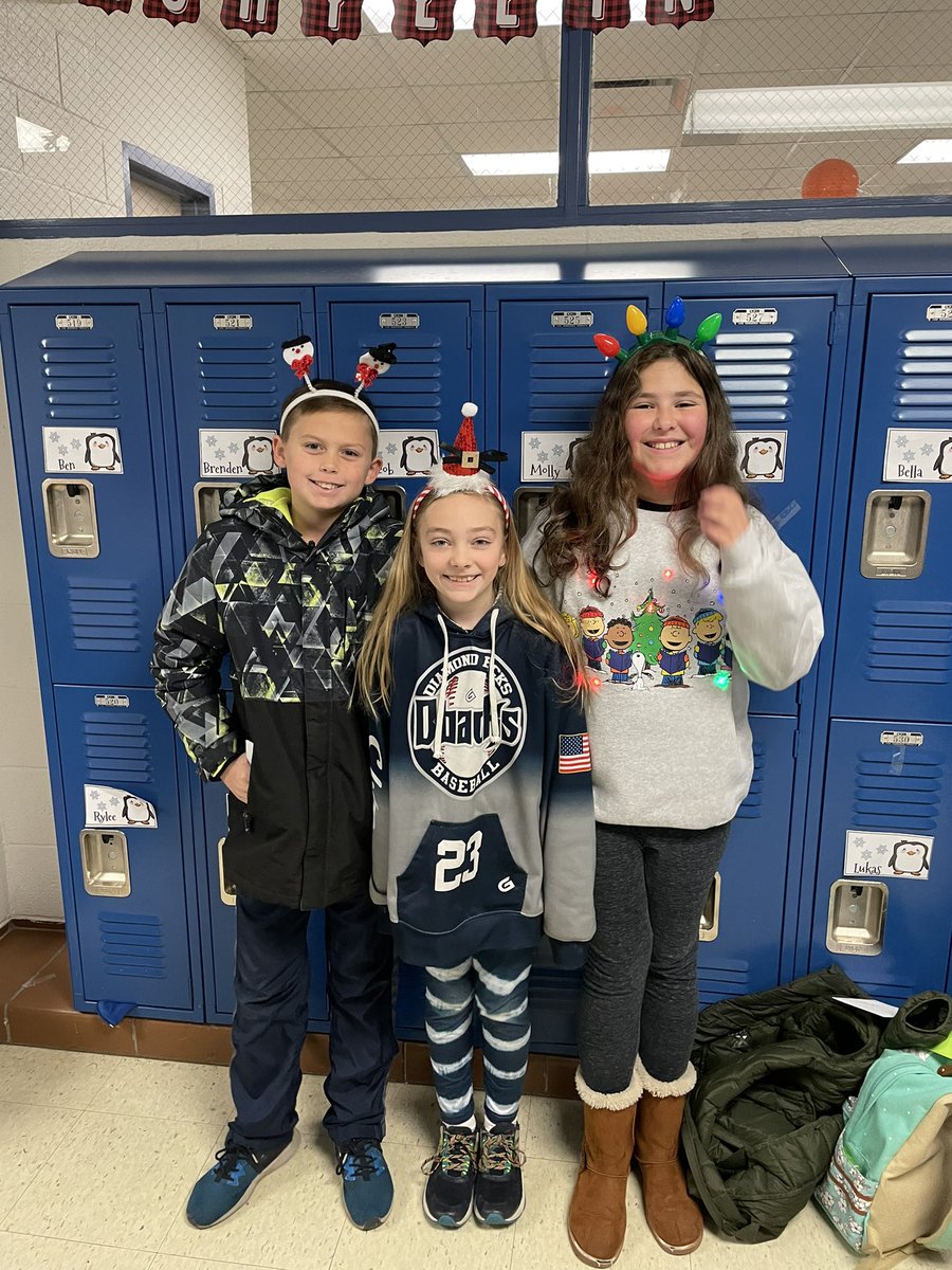 ClevelandElem's tweet photo. Loved the Holiday headwear yesterday for Spirit Day! @LivoniaDistrict https://t.co/44a0MdEJ9z