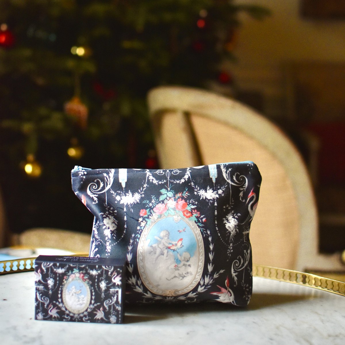 CollegeroyalSAS's tweet image. J-5 avant Noël🤶 
🎁 Idée cadeau : le duo Fontaine des Anges ! Une pochette cousue main dans le #perche, un savon fait en France et parfumé à l&apos;eau de Cologne... On est aux anges 👼
👉🏼 Direction eshop-collegeroyal.fr pour les cadeaux de dernière minute !