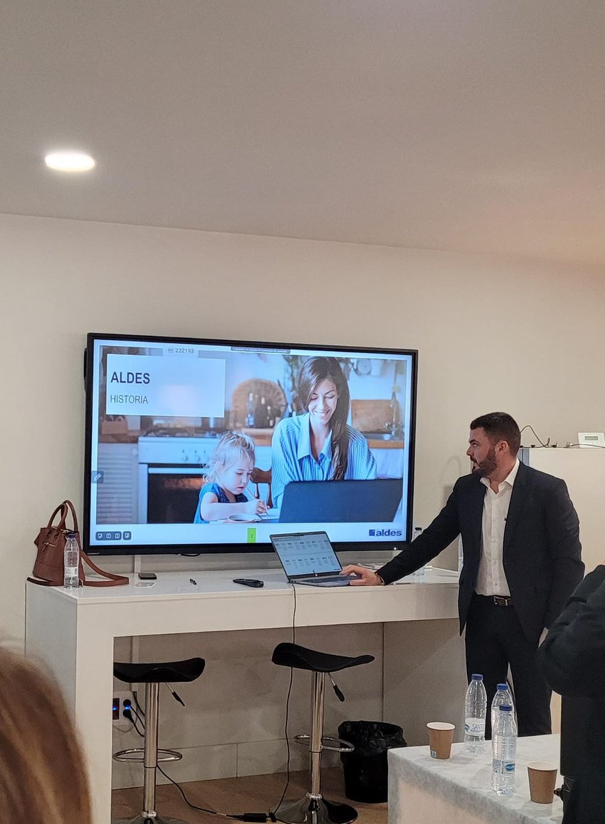 KOMMERLING_ESP's tweet photo. Hemos asistido al desayuno #BuildforEfficiency junto a @Aldes_Spain, @SOUDAL_ES y @URSAiberica para hablar sobre eficiencia energética, industrialización y sostenibilidad. Pilares que marcan ya el presente y futuro de la construcción.📸👇 https://t.co/AUVDJnnR9m