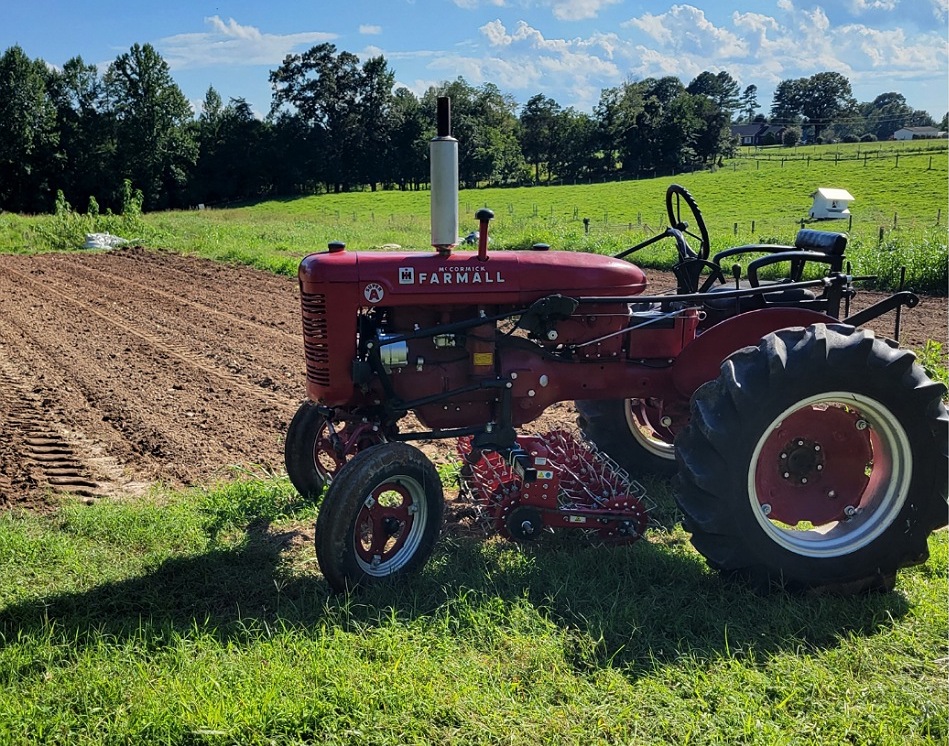 thefarmerguide's tweet image. Take off the fuel cap and check if there is any debris floating in the gas such as rust from the tank. You can also run your finger on the tank right inside to see if there is any issue with rust.  For more #tractortips on buying an #oldtractor for the garden, link in our bio.