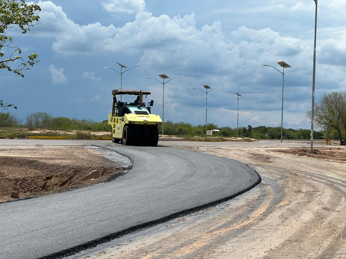 RutaTranschaco's tweet photo. ¡Impecable! 
Así luce hoy la Colectora en Irala Fernández, con carpeta asfáltica concluida al 100%, obra a cargo del Lote 5 – Concret Mix, S.A, quedan pendientes, los trabajos de señalización horizontal y vertical..... 

@AgendaCAF  @el_BID @mopcparaguay https://t.co/Q3dSoyE4Th