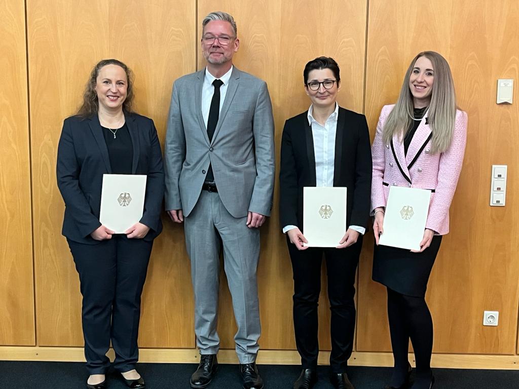 PIZ_Personal's tweet photo. Masterverleihung im Rahmen des Studienabschlusses #MPA im Audimax der Hochschule des Bundes für öffentliche Verwaltung in #Brühl. Wir gratulieren unseren Beamtinnen ganz herzlich zum Aufstieg in den höheren Verwaltungsdienst! #hsbund https://t.co/hNiZyk75kq