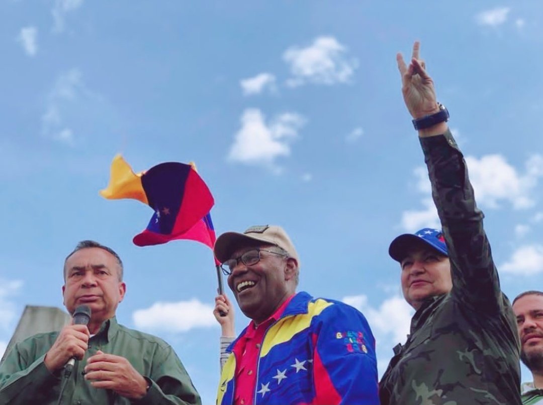 ¡Gracias por tanto!

Mi querido amigo y camarada Aristóbulo, no me queda más que agradecerte todo el legado que dejaste entre nosotros.

Siempre serás el maestro pueblo, el cimarrón mayor y para mí el Robinson de estos tiempos.

¡Feliz Cumpleaños, Profe! 

<a href="/NicolasMaduro/">Nicolás Maduro</a>