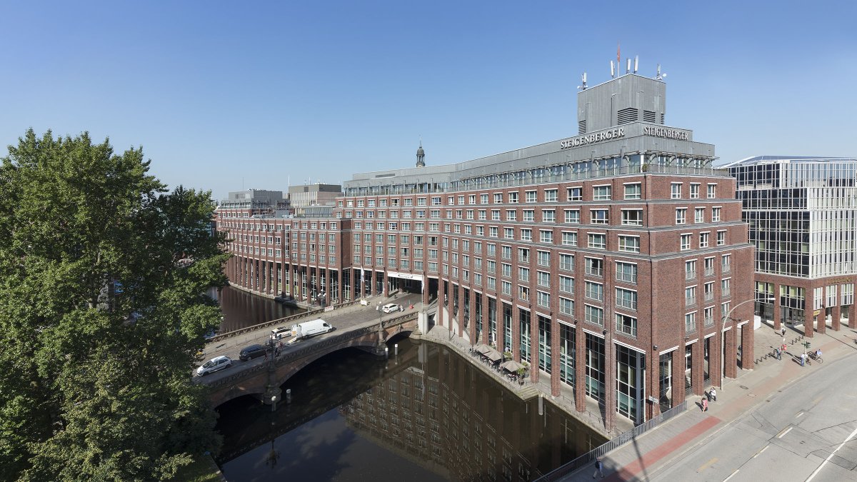Das Hotel #Steigenberger in Hamburg erstrahlt in neuem Glanz. Die umfangreiche #Modernisierung ist beendet und das Hotel wieder komplett geöffnet. Seit 1996 befindet es sich in unserem Fonds UniImmo: Europa. Ca. 50 Mio. € haben wir in die Frischzellenkur des Hotels investiert.