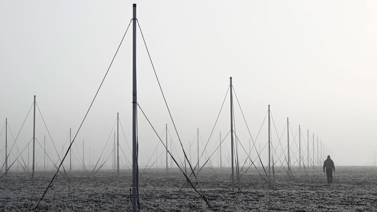 NationalDefence's tweet image. This fall, a team travelled to Canada’s Arctic to test polar over-the-horizon radar, which bounces radio waves off the ionosphere to see around the curvature of the Earth. This research supports improving situational awareness as part of NORAD modernization. #ArcticScience