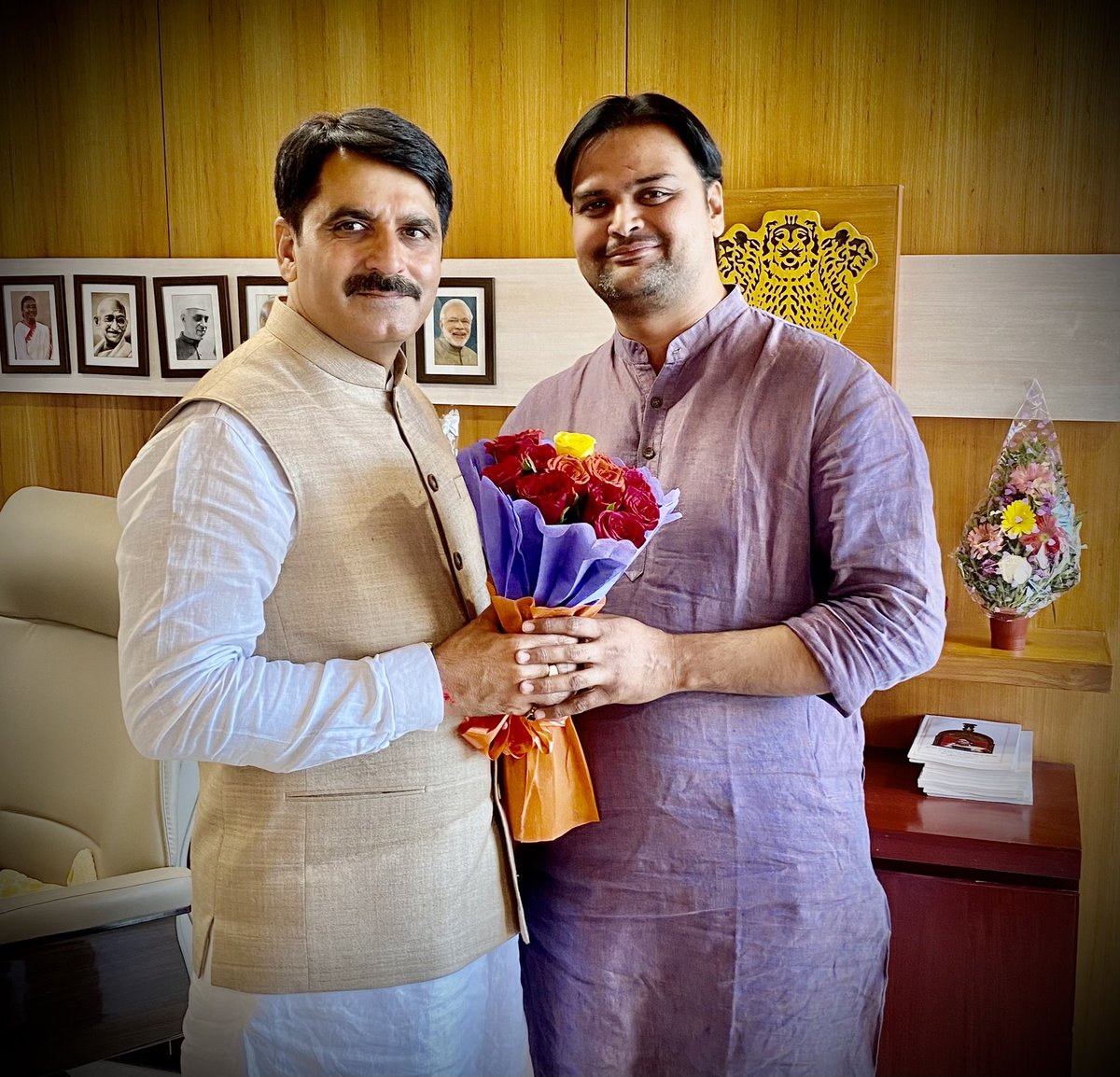 pavanchaudhary9's tweet photo. આજરોજ વિધાનસભાના અઘ્યક્ષ તરીકેની જવાબદારી વિધિવત્ રીતે સંભાળ્યા બાદ માનનીય શ્રી @ChaudhryShankar સાહેબને શુભેચ્છાઓ પાઠવી હતી. https://t.co/NhMiXl2DuB