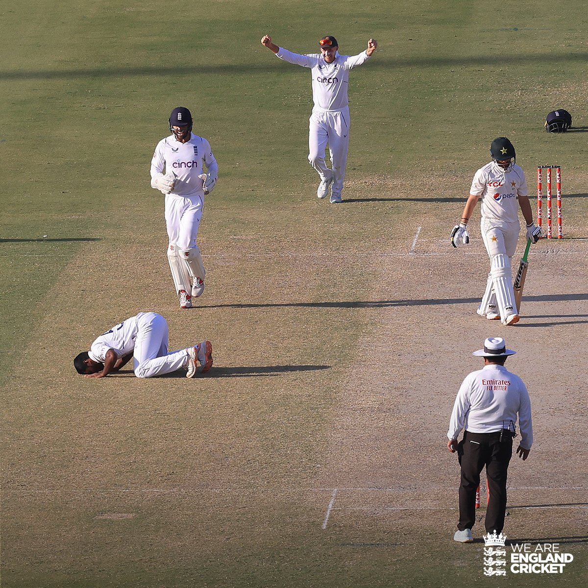 All praises to the almighty 🙌🏾

🏴󠁧󠁢󠁥󠁮󠁧󠁿 🏏 

📸: @englandcricket 

#Debut | #PakVsEng