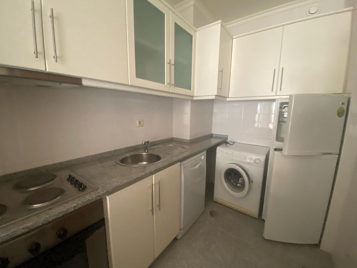 RuiSilv27318168's tweet photo. Exclusivo 👀
Porto arrendamento
T2 junto ao metro Carolina Michaelis
100 m2
2 frentes
Cozinha completamente equipada
Quartos com roupeiro
Sala com 26 m2
Varanda
Vistas panorâmicas
#portoportugal #imobiliario #cidade #RealEstate #negociosimobiliarios #T2 #arrendarcasa #arrenda https://t.co/SIhgUTc8Am