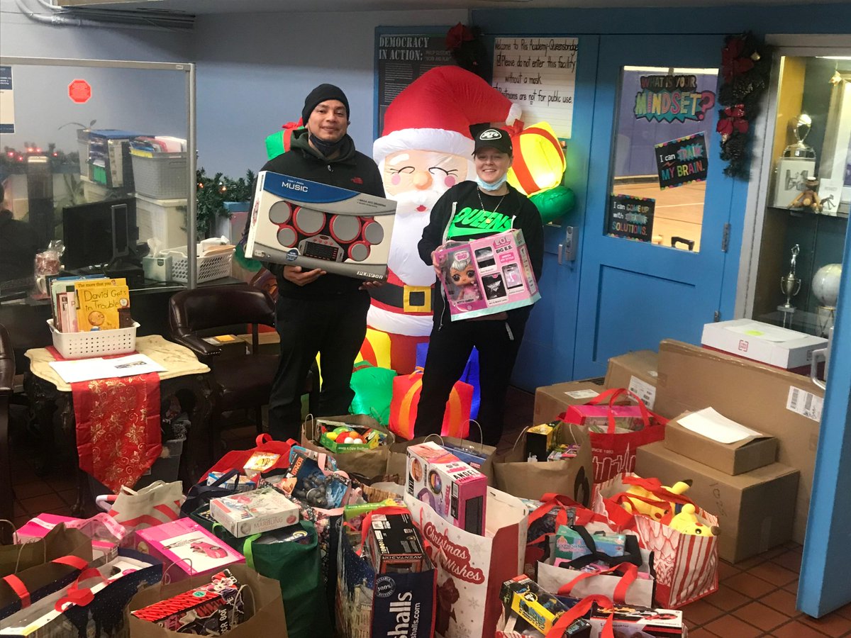 Riis_Settlement's tweet photo. A huge thank you to Salvador Espinoza, Lorraine Devine, and everyone from the #QueensToyDash for donating these amazing gifts to youth at Riis Settlement! We can't wait to distribute these toys to our participants at Riis Academy - Ravenswood Cornerstone.
#queenstogether https://t.co/TVUqj7209p