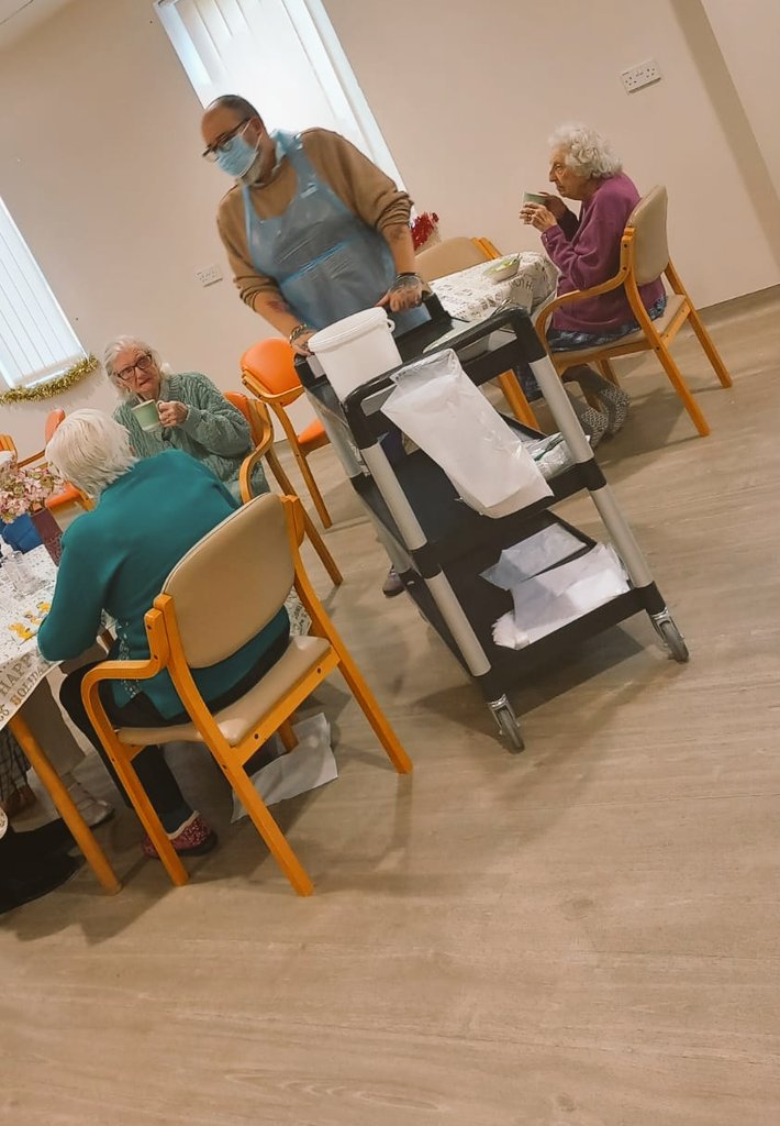 netty_lynette's tweet photo. Welcome to team @OldhamCO_NHS #diningcompanion Shaun GMUs newest recruit all signed off 3 shifts a week thank you to @WolstenholmeIMC for helping me last week train Oldham DCs on the unit as well #teamwork #BROCO @NCA_Volunteers @sgfurlong @SiobhanLouiseM1 https://t.co/AoErtr8aEP