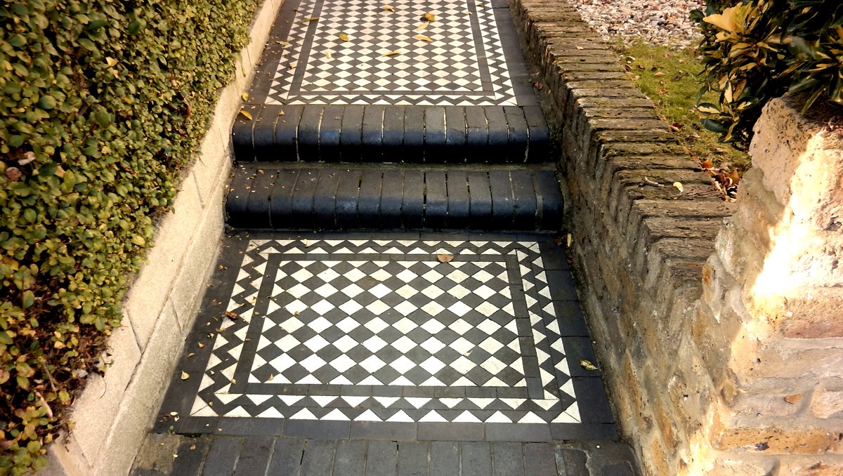 SamuelSurveyor1's tweet photo. Those last few "steps" as we get closer to Christmas... Hope everyone has had a healthy and productive 2022 and here's hoping 2023 will give us good times to come! 

#PartyWallAct #RICSsurveyors #londonproperty #SideExtensions #LoftConversions #kitchenextension https://t.co/63UjdydSxQ