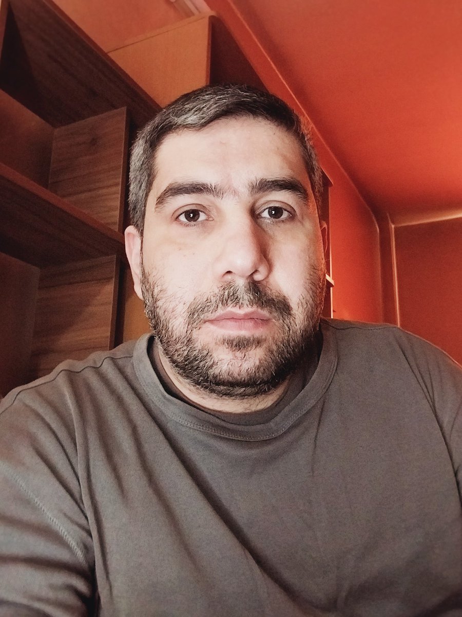 MJafariAzarmani's tweet photo. همسرم #وحید_هروآبادی به خلع دائم لباس روحانیت و سه سال و شش ماه حبس محکوم شد که دست‌کم دو سال آن قابل اجراست و امروز برای تحمل حبس به زندان اوین منتقل شد.
این محکومیت برای سه پرونده قبلی اوست و پرونده چهارمش مربوط به زنده‌یاد #مهسا_امینی در دادیاری در جریان است.
@vahidhdi https://t.co/NHaFo6VrCY