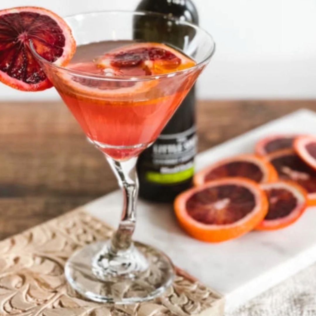 🍹 Our ORANGE & POMEGRANATE MARTINI is refreshingly tart, sweet, and delicious! This  beautiful ruby-colored cocktail is a holiday favorite! 
Get the recipe 👉 shopevoo.com/blogs/cocktail… 

#oliveuscook #recipes #beverage #shopevoo #wholovesamartini #martini