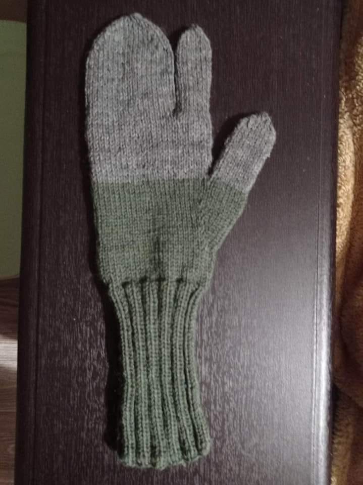 Julkinen
Ukrainan sotilaat pyytävät tälläisiä tumppuja. Hommaan kelpaa jämälangat, ainoat vaatimukset on villalanka maanläheisissä väreissä. Keinokuidut eivät tarpeeksi lämmitä. Tumput voi lähettää maksutta rekisteröitymällä ensin autaukrainaa.fi-sivulle.