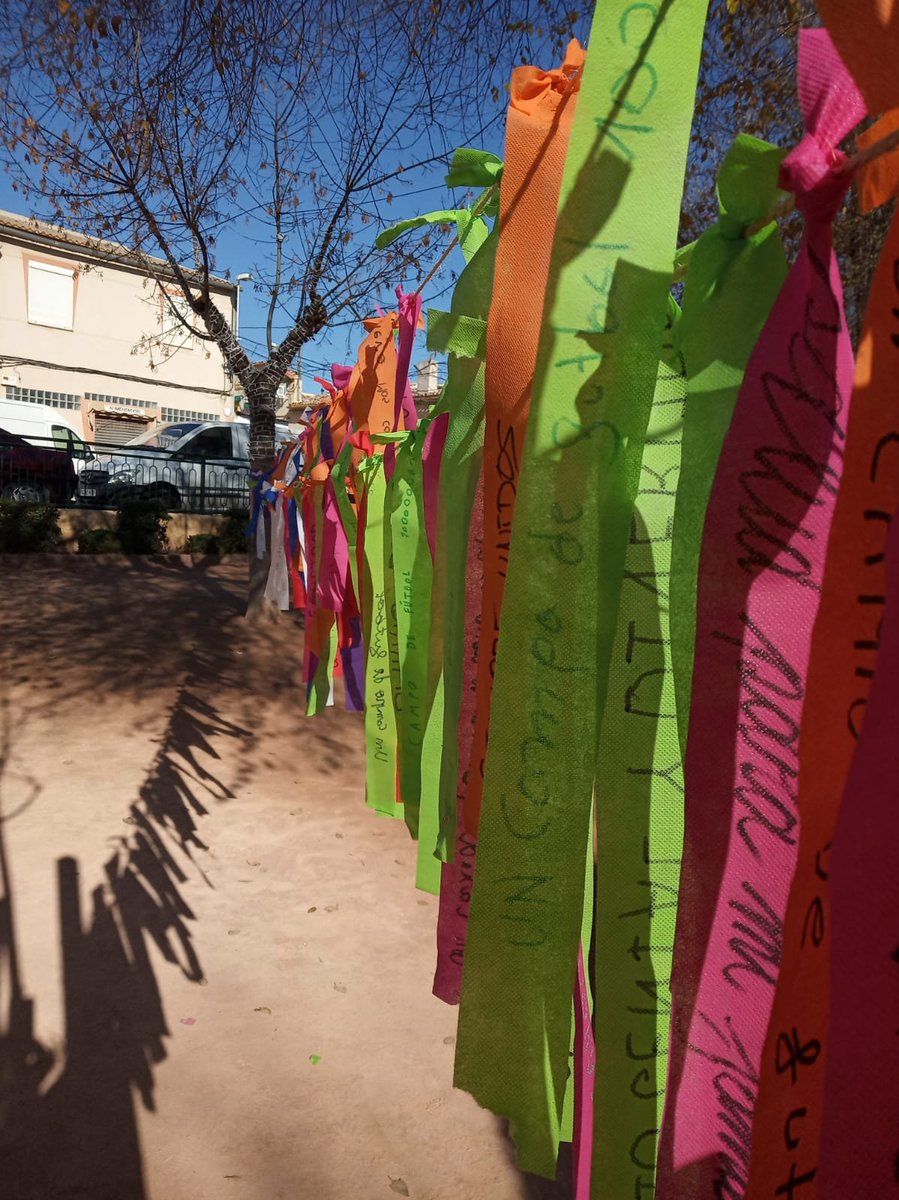 PactosM's tweet photo. El pasado domingo tuvo lugar en Jumilla el encuentro comunitario 'Tejiendo Resultados'. Encuentro lúdico cultural: taller del árbol de los sueños, comida comunitaria y danzas africanas para culminar el proceso de diagnóstico local participativo @TejiendoBarrio  #FSE #CARM https://t.co/f2zNliFwkN