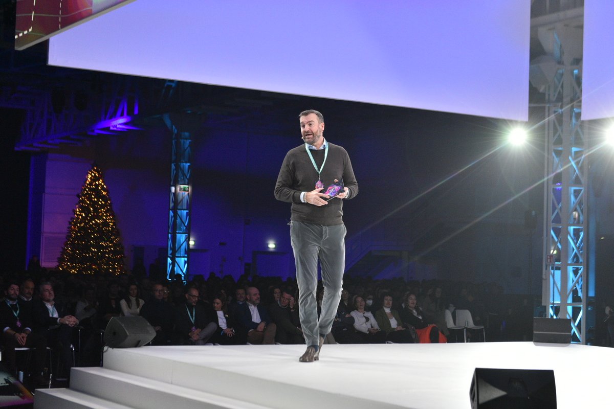 AdeccoGroupITA's tweet photo. "A 25 anni dal Pacchetto Treu che ha dato vita alla nostra storia, e a 5 anni dall'ultima volta, benvenuti al National Kick Off 2023 #NextGenA! 
Un'occasione per disegnare insieme una mappa per il futuro."

Andrea Malacrida - SVP Adecco &amp; Country Head The Adecco Group Italy https://t.co/8zoASmPr0S