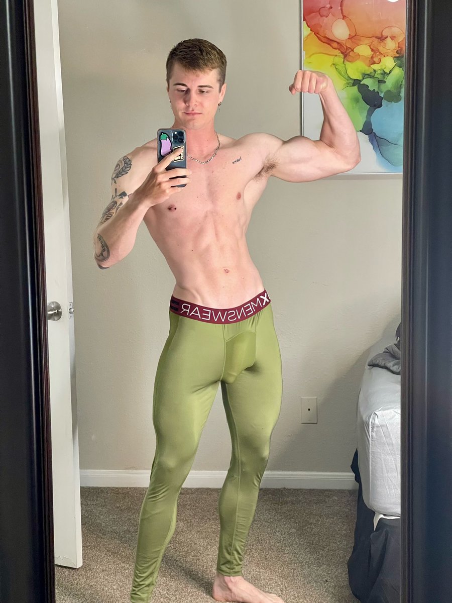 SkylarBigcoc's tweet image. Retweet if I should wear these to the gym tonight 😝