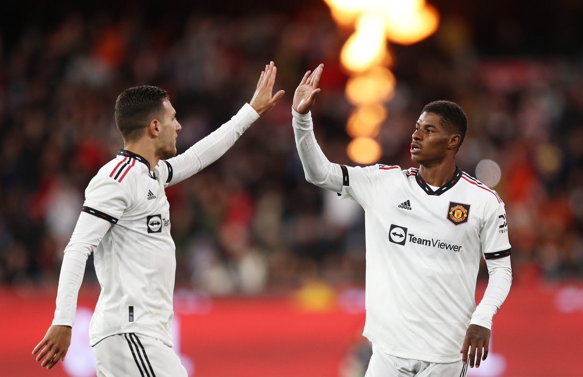 FabrizioRomano's tweet photo. Manchester United have triggered the options to extend contracts of these players until June 2024 🚨 #MUFC

▫️ Marcus Rashford
▫️ Diogo Dalot
▫️ Luke Shaw
▫️ Fred

Man Utd will also offer Diogo Dalot and Rashford a longer deal, as expected.

Talks ongoing also with David de Gea. https://t.co/2O4L3cOUcm