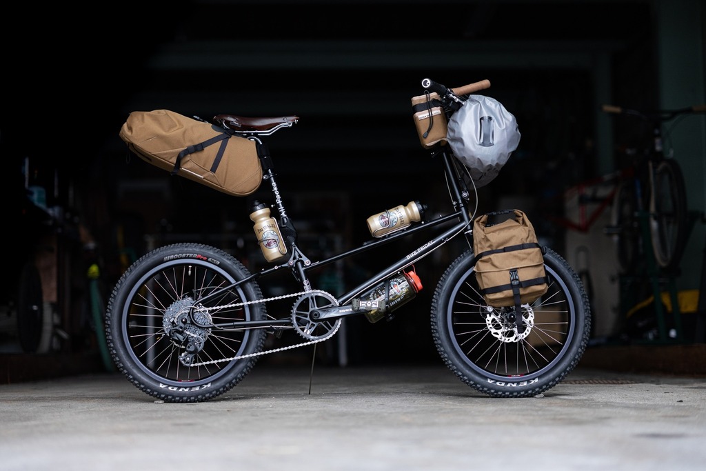 Little bikes can carry stuff too, we don't discriminate. Swipe ➡️

.
.
.

#outershell #simworks #bikebag #bikepackinglife #gravelgrinding #bikecamping #handlebarbag #explorebybike #adventurebybike #bikeshots #gravelbike #middleofnowhere #graveltravel #viewfromthesaddle #cycl…