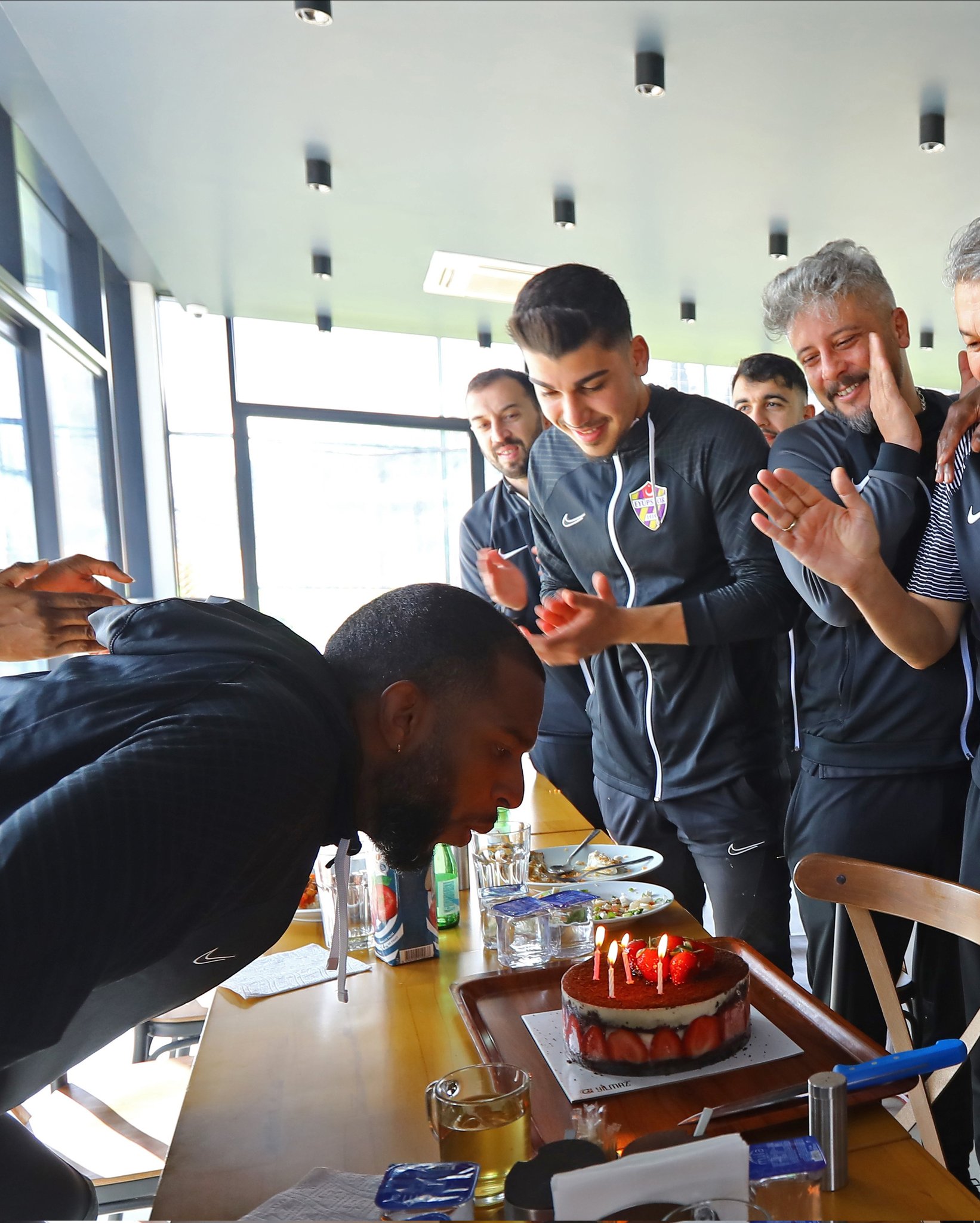 Eyüspor\da Ryan Babel\in do um günü, ö le yeme inden sonra kesilen pastayla kutland . Happy Birthday 