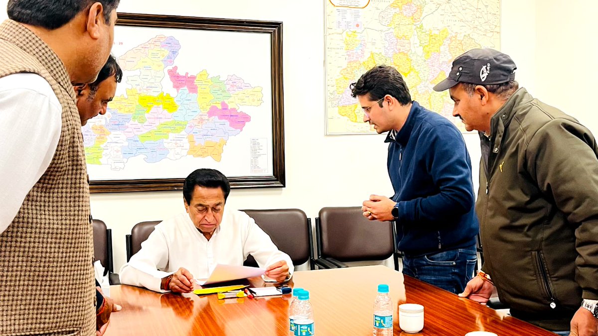 INCMP's tweet photo. संविदा कर्मचारी संघ के सदस्यों ने प्रदेश कांग्रेस अध्यक्ष एवं पूर्व मुख्यमंत्री कमलनाथ जी से भेंट कर विभिन्न माँगो के संबंध में चर्चा की।

कमलनाथ जी ने संविदा कर्मचारियों की माँगो का समर्थन किया और कांग्रेस सरकार बनते ही उन्हें पूरा करने का वचन दिया। https://t.co/RdK7yw0mpb
