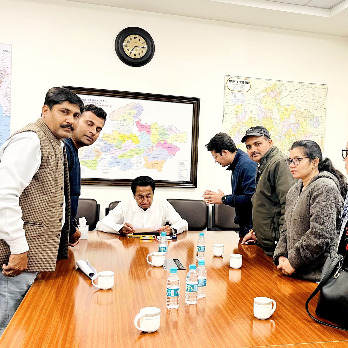 INCMP's tweet photo. संविदा कर्मचारी संघ के सदस्यों ने प्रदेश कांग्रेस अध्यक्ष एवं पूर्व मुख्यमंत्री कमलनाथ जी से भेंट कर विभिन्न माँगो के संबंध में चर्चा की।

कमलनाथ जी ने संविदा कर्मचारियों की माँगो का समर्थन किया और कांग्रेस सरकार बनते ही उन्हें पूरा करने का वचन दिया। https://t.co/RdK7yw0mpb