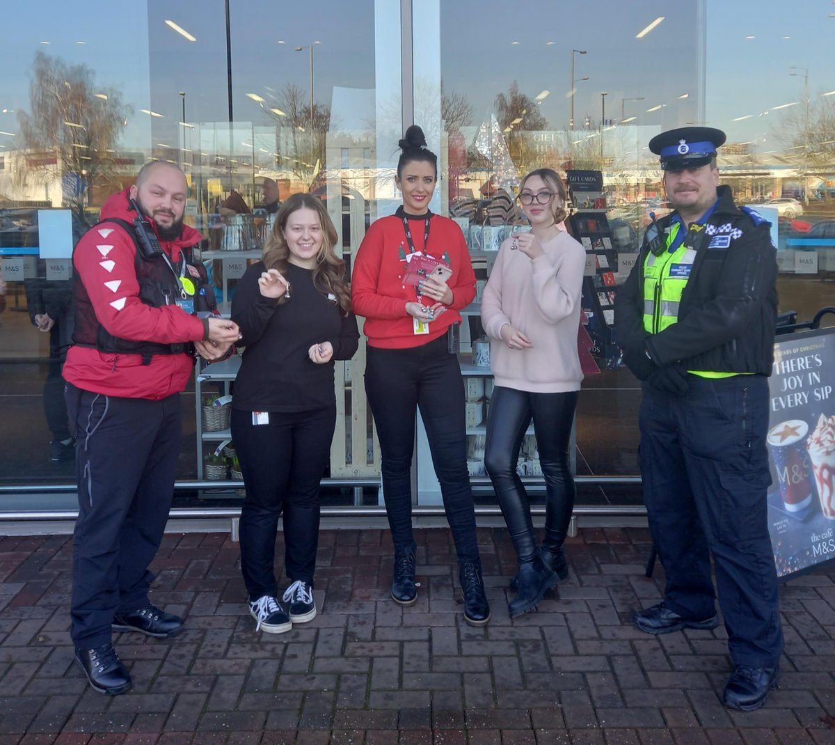 👮🏼‍♂️ PCSO Winter and Community Warden Hughes have been conducting a crime prevention patrol this morning as part of #OperationTinsel 🎄 

🎅 Your local team will be out and about all this week in the run-up to Christmas.  Please say hello if you see them... 👋