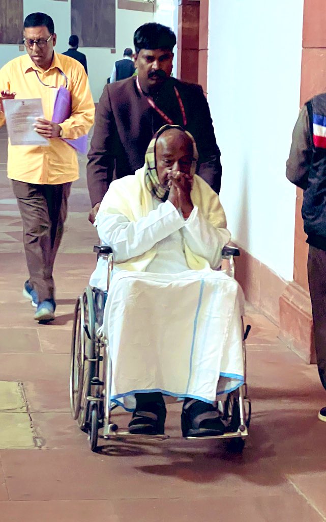 Tejasvi_Surya's tweet photo. This is why Sri @H_D_Devegowda is an inspiration for many young parliamentarians. 

Even at this advanced age, he still attends the Parliament with youthful enthusiasm and energy. https://t.co/mzuMG94NZw