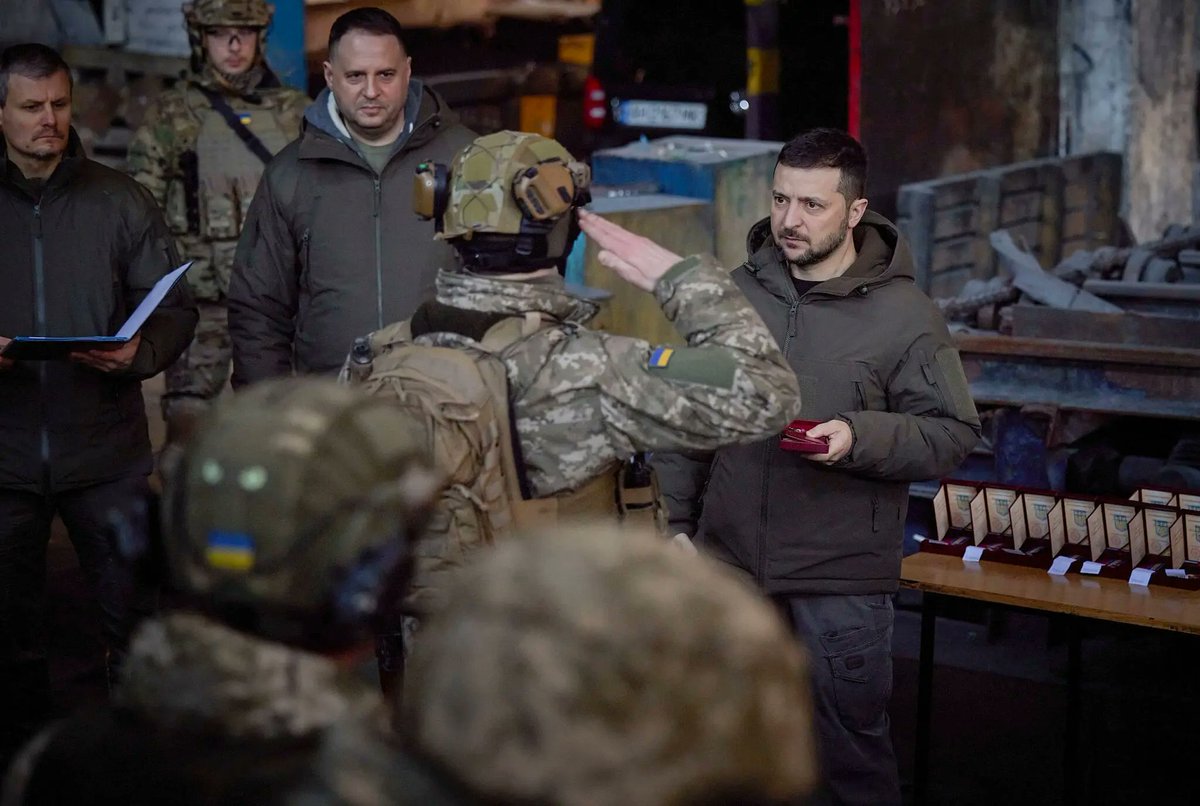 Giorno 300 del conflitto. 
Quest'uomo ha un coraggio da leone, e il coraggio è contagioso. 
ansa.it/sito/notizie/t…