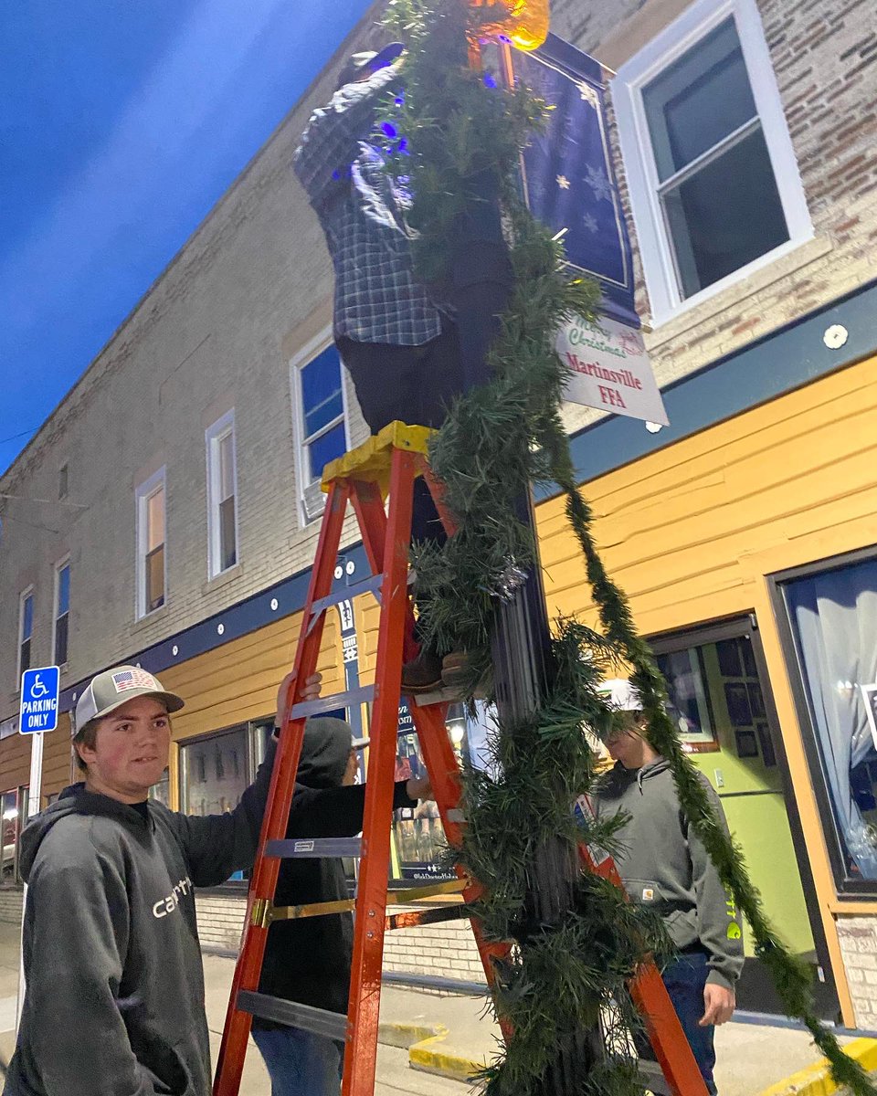 Two weeks ago Martinsville FFA decorated our light pole on the square!  <a href="/AwesomeArties/">Martinsville HS</a> <a href="/MSDMartinsville/">MSD of Martinsville</a>