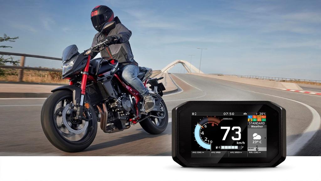hondaitaliamoto's tweet photo. Il sistema di connettività 𝗛𝗼𝗻𝗱𝗮 𝗦𝗺𝗮𝗿𝘁𝗽𝗵𝗼𝗻𝗲 𝗩𝗼𝗶𝗰𝗲 𝗖𝗼𝗻𝘁𝗿𝗼𝗹 system, disponibile già dal 2021 per cellulari Android, è 𝗼𝗿𝗮 𝗱𝗶𝘀𝗽𝗼𝗻𝗶𝗯𝗶𝗹𝗲 𝗮𝗻𝗰𝗵𝗲 𝗽𝗲𝗿 𝗶𝗣𝗵𝗼𝗻𝗲.
#Honda #HondaMoto #Connettività #HSVC #Android #iOS #ThePowerOfDreams https://t.co/F3YZtNEXel