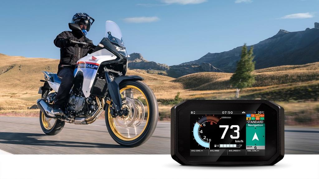 hondaitaliamoto's tweet photo. Il sistema di connettività 𝗛𝗼𝗻𝗱𝗮 𝗦𝗺𝗮𝗿𝘁𝗽𝗵𝗼𝗻𝗲 𝗩𝗼𝗶𝗰𝗲 𝗖𝗼𝗻𝘁𝗿𝗼𝗹 system, disponibile già dal 2021 per cellulari Android, è 𝗼𝗿𝗮 𝗱𝗶𝘀𝗽𝗼𝗻𝗶𝗯𝗶𝗹𝗲 𝗮𝗻𝗰𝗵𝗲 𝗽𝗲𝗿 𝗶𝗣𝗵𝗼𝗻𝗲.
#Honda #HondaMoto #Connettività #HSVC #Android #iOS #ThePowerOfDreams https://t.co/F3YZtNEXel