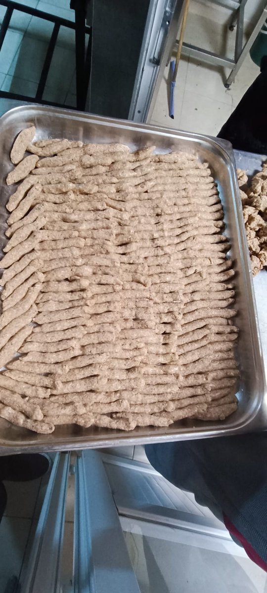 SuphiOner's tweet photo. Akşam yemeği menümüz:
İzmir köfte, soslu makarna, köy çorbası, yoğurt 
Ustalarımızın İzmir köftesi hazırlığı 🧑‍🍳🍛🍲🥗🥣 @ahpehlivan53 @AdemKoca46 @BaykalBasdemir @ilhnyildirim @byergin01 @AyturGezer @MersinMEM @TorosMersin @meukurumsal https://t.co/rsbzjKgKlh