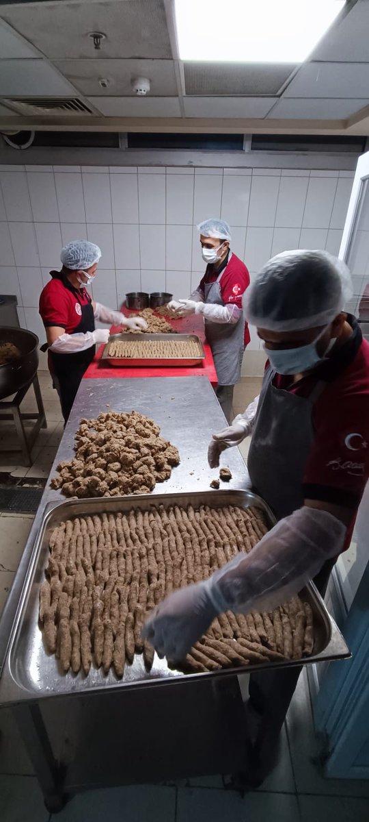 SuphiOner's tweet photo. Akşam yemeği menümüz:
İzmir köfte, soslu makarna, köy çorbası, yoğurt 
Ustalarımızın İzmir köftesi hazırlığı 🧑‍🍳🍛🍲🥗🥣 @ahpehlivan53 @AdemKoca46 @BaykalBasdemir @ilhnyildirim @byergin01 @AyturGezer @MersinMEM @TorosMersin @meukurumsal https://t.co/rsbzjKgKlh
